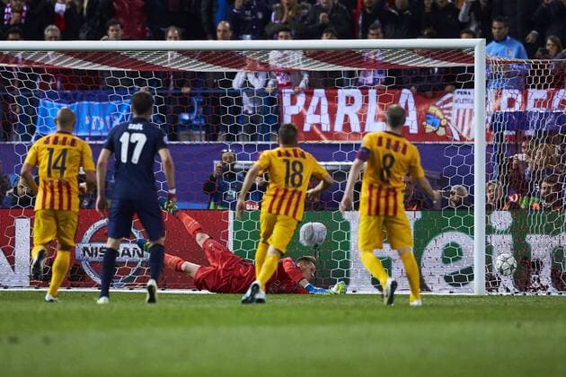 13.04.2016, xslx, Fussball UEFA Champions League, Atletico Madrid - FC Barcelona Barca emspor, v.l. Marc-Andre Ter Stegen (FC Barcelona) kann nicht halten das elfmeter von Griezmann (Atletico de Madrid)