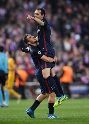 FUSSBALL CHAMPIONS LEAGUE SAISON 2015 2016 VIERTELFINAL RUECKSPIEL Atletico Madrid - FC Barcelona Barca 13.04.2016 Schlussjubel Atletico Madrid; Koke (unten) mit Diego Godin (oben) 