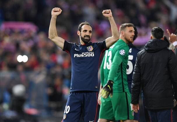 FUSSBALL CHAMPIONS LEAGUE SAISON 2015 2016 VIERTELFINAL RUECKSPIEL Atletico Madrid - FC Barcelona Barca 13.04.2016 Schlussjubel Atletico Madrid; Juanfran 