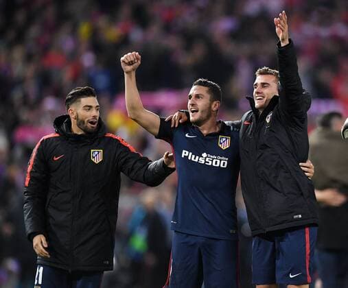 FUSSBALL CHAMPIONS LEAGUE SAISON 2015 2016 VIERTELFINAL RUECKSPIEL Atletico Madrid - FC Barcelona Barca 13.04.2016 Schlussjubel Atletico Madrid; Yannick Carrasco, Koke und Antoine Griezmann (v.li.) 