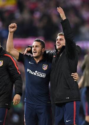 FUSSBALL CHAMPIONS LEAGUE SAISON 2015 2016 VIERTELFINAL RUECKSPIEL Atletico Madrid - FC Barcelona Barca 13.04.2016 Schlussjubel Atletico Madrid; Koke und Antoine Griezmann (v.li.) 