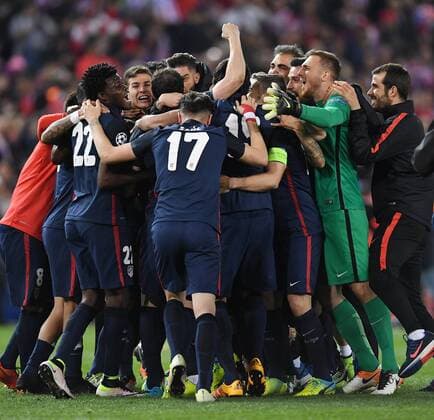 FUSSBALL CHAMPIONS LEAGUE SAISON 2015 2016 VIERTELFINAL RUECKSPIEL Atletico Madrid - FC Barcelona Barca 13.04.2016 Schlussjubel Atletico Madrid; Teamjubel 