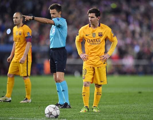 FUSSBALL CHAMPIONS LEAGUE SAISON 2015 2016 VIERTELFINAL RUECKSPIEL Atletico Madrid - FC Barcelona Barca 13.04.2016 Lionel Messi (re, Barca) konzentriert sich auf einen Freistoss und Schiedsrichter Nicola Rizzoli (Italien) 