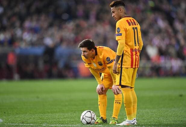 FUSSBALL CHAMPIONS LEAGUE SAISON 2015 2016 VIERTELFINAL RUECKSPIEL Atletico Madrid - FC Barcelona Barca 13.04.2016 Lionel Messi (li, Barca) und Neymar (re, Barca) konzentriert sich auf einen Freistoss 