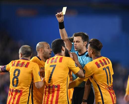 FUSSBALL CHAMPIONS LEAGUE SAISON 2015 2016 VIERTELFINAL RUECKSPIEL Atletico Madrid - FC Barcelona Barca 13.04.2016 Schiedsrichter Nicola Rizzoli (2.v.re, Italien) zeigt Arda Turan (Nr.7, Barca) die Gelbe Karte wegen Meckerns; Andres Iniesta (li) Javier Mascherano (v.li) sowie Neymar (re, alle Barca) diskutieren mit 
