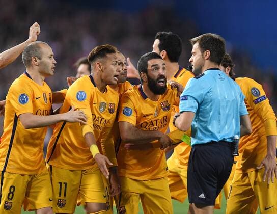 FUSSBALL CHAMPIONS LEAGUE SAISON 2015 2016 VIERTELFINAL RUECKSPIEL Atletico Madrid - FC Barcelona Barca 13.04.2016 Barca Spieler protestieren bei Schiedsrichter Nicola Rizzoli (re, Italien); Andres Iniesta, Neymar, Javier Mascherano und Arda Turan (v.li, alle Barca) 