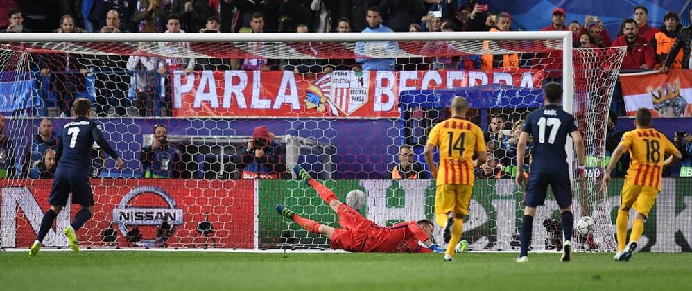 FUSSBALL CHAMPIONS LEAGUE SAISON 2015 2016 VIERTELFINAL RUECKSPIEL Atletico Madrid - FC Barcelona Barca 13.04.2016 Antoine Griezmann (li, Atletico Madrid) erzielt das Tor zum 2-0 per Elfmeter gegen Torwart Marc Andre ter Stegen (Mitte, Barca) 
