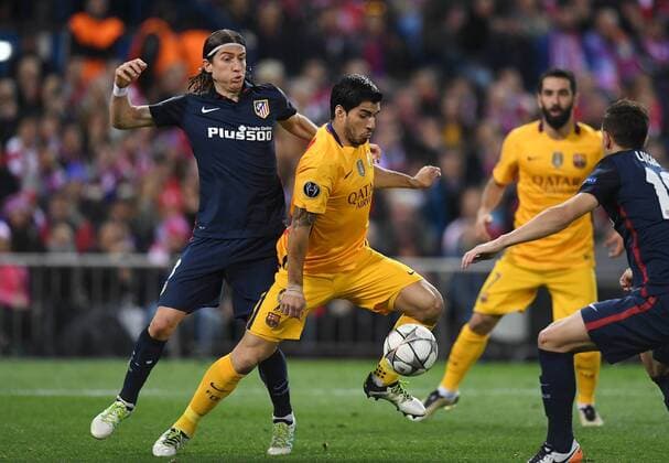 FUSSBALL CHAMPIONS LEAGUE SAISON 2015 2016 VIERTELFINAL RUECKSPIEL Atletico Madrid - FC Barcelona Barca 13.04.2016 Luis Suarez (Mitte, Barca) mit Ball gegen Filipe Luis (li, Atletico Madrid) und Lucas Hernandez (re, Atletico Madrid) 