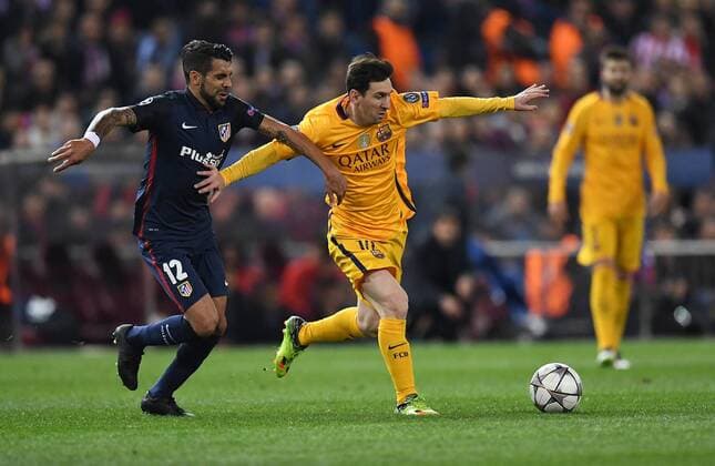 FUSSBALL CHAMPIONS LEAGUE SAISON 2015 2016 VIERTELFINAL RUECKSPIEL Atletico Madrid - FC Barcelona Barca 13.04.2016 Lionel Messi (re, Barca) gegen Augusto Fernandez (li, Atletico Madrid) 