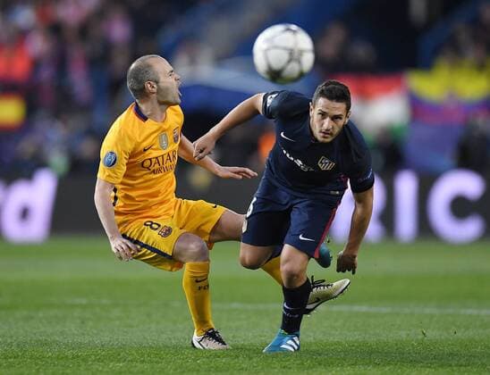 FUSSBALL CHAMPIONS LEAGUE SAISON 2015 2016 VIERTELFINAL RUECKSPIEL Atletico Madrid - FC Barcelona Barca 13.04.2016 Koke (re, Atletico Madrid) steigt hart gegen Andres Iniesta (Barca) ein 