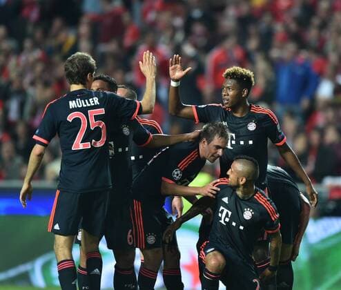 (160414) -- LISBON, April 14, 2016 -- FC Bayern Munich s players celebrate after scoring a goal during the second leg of quarterfinals of the Eurpean Champions League soccer match against SL Benfica at the Luz stadium in Lisbon on April 13, 2016. ) (SP)PORTUGAL-LISBON-UEFA CHAMPIONS LEAGUE ZhangxLiyun 