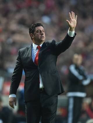 (160414) -- LISBON, April 14, 2016 -- SL Benfica s coach Rui Vitoria gestures during the second leg of quarterfinals of the Eurpean Champions League soccer match against FC Bayern Munich at the Luz stadium in Lisbon on April 13, 2016. ) (SP)PORTUGAL-LISBON-UEFA CHAMPIONS LEAGUE ZhangxLiyun 