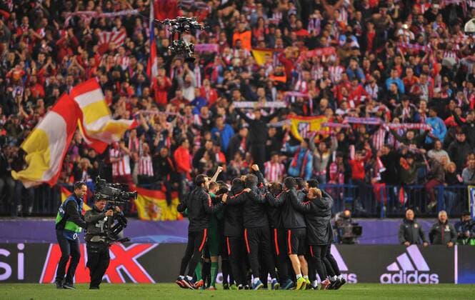Atletico de Madrid teamplayers celebrate victory over FC Barcelona Barca at the end during the UEFA Champions League 1 4 finals match between Atletico de Madrid and F.C Barcelona played at Estadio Vicente Calderon, Madrid - FOTO : J.M.Colomo  xJ.M.Colomox xx