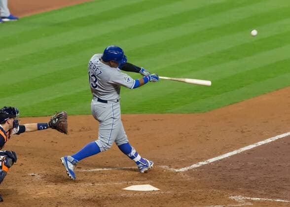 13 April 2016: Kansas City Royals catcher Salvador Perez (13) hit a homer on a fly ball to take the lead during the MLB Baseball Herren USA game between the Kansas City Royals and Houston Astros at Minute Maid Park in Houston, TX. MLB: APR 13 Royals at Astros Icon16041302 EDITORIAL USE ONLY