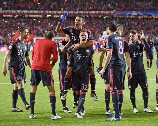 13.04.2016, Fussball Championsleague 2015 2016, Viertelfinale Rückspiel, FC Benfica Lissabon - Bayern München, Schlussjubel der Bayern, Thiago (mitte, FC Bayern München) umarmt Joshua Kimmich (FC Bayern München). 