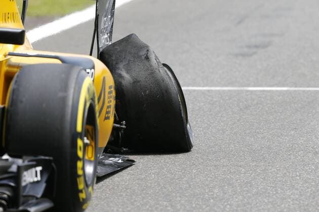 Formel 1, GP von China, Kevin Magnussen mit Reifenschaden Motorsports: FIA Formula One World Championship WM Weltmeisterschaft 2016, Grand Prix of China, xHOCHxZWEIx
