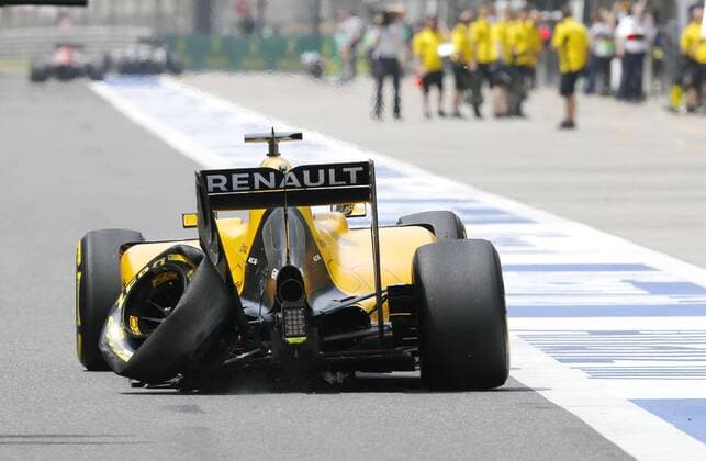 Formel 1, GP von China, Kevin Magnussen mit Reifenschaden Motorsports: FIA Formula One World Championship WM Weltmeisterschaft 2016, Grand Prix of China, xHOCHxZWEIx