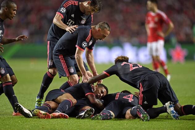 13.04.2016, Fussball Championsleague 2015 2016, Viertelfinale Rückspiel, FC Benfica Lissabon - Bayern München, Torjubel Bayern, unter den Spielern: Torschütze Arturo Vidal (FC Bayern München). 