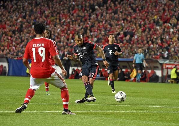13.04.2016, Fussball Championsleague 2015 2016, Viertelfinale Rückspiel, FC Benfica Lissabon - Bayern München, Schuss Arturo Vidal (FC Bayern München). 