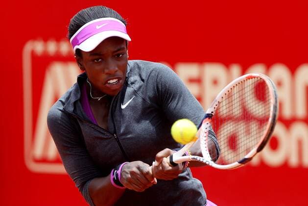 US tennis player Sacha Vickery returns a ball against Spanish Lara Arruabarrena, during the Colombian Tennis Open in Bogota, Colombia, 15 April 2016. EFE Leonardo Munoz Colombian Tennis Open !ACHTUNG: NUR REDAKTIONELLE NUTZUNG!  BOG201 20160415-635963525680957633