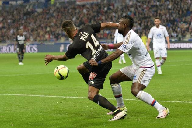Henri Bedimo (lyon) vs Alassane Plea (nice) FOOTBALL : Lyon vs Nice - Ligue 1 - 15 04 2016 FredericChambert 