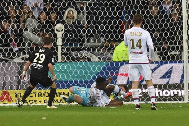Maxwel Cornet (lyon) vs Yoan Cardinale (nice) FOOTBALL : Lyon vs Nice - Ligue 1 - 15 04 2016 FredericChambert 