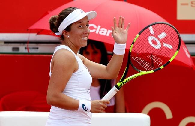 US tennis player Irina Falconi reacts after scoring a point against Argentine Catalina Pella during their quarterfinal match at the Colombian Tennis Open in Bogota, Colombia, 15 April 2016. EFE Leonardo Munoz Colombian Tennis Open !ACHTUNG: NUR REDAKTIONELLE NUTZUNG!  BOG201 20160415-635963543139820018