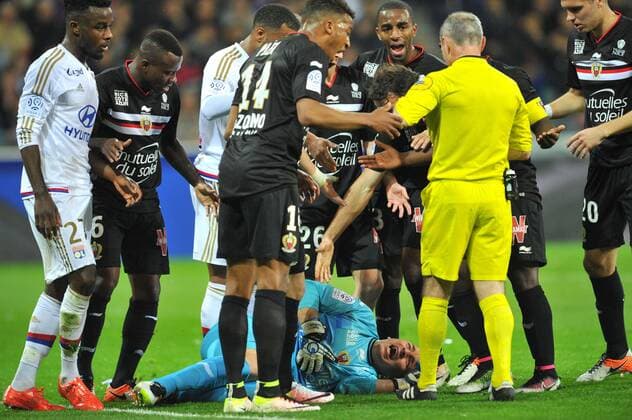 Fußball, Olympique Lyon - OGC Nizza Ricardo PEREIRA (nice) - Yoan CARDINALE (nice) - MAXWELL CORNET (ol) - Jean Michael SERI (nice) - Verletzung FOOTBALL : Lyon vs Nice - Ligue 1 - 15 04 2016 FEP 