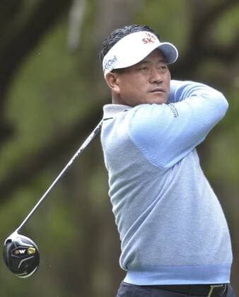 April 15, 2016 - Hilton Head Island, SC, USA - K.J. Choi watches his tee shot on No. 16 during the second round of the RBC Heritage Presented by Boeing on Friday, April 15, 2016, at Harbour Town Golf Links in Sea Pines on Hilton Head Island, S.C. RBC Heritage golf - ZUMAm67_