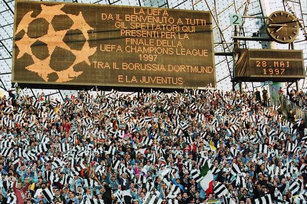 Anzeigetafel Videowand Fankurve Fans Juventus Turin Fußball Fussball UEFA Championsleague Finale Herren Saison 1996 1997 28.05.1997 BvB Borussia Dortmund - Juventus Turin 3:1 Olympiastadion Muenchen München