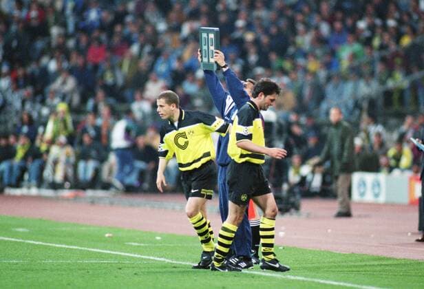 Lars Ricken, Stephane Chapuisat Aktion Auswechselung Einwechselung Spielerwechsel Fußball Fussball UEFA Championsleague Finale Herren Saison 1996 1997 28.05.1997 BvB Borussia Dortmund - Juventus Turin 3:1 Olympiastadion Muenchen München