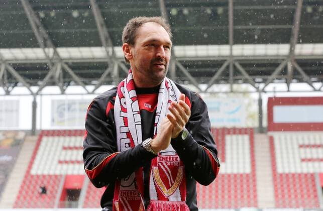 Trainer Claus Dieter Pele Wollitz begrüßt die Fans vor Spielbeginn Aktion Oberkoerper Oberkörper Fußball Fussball DFL dritte 3.Bundesliga Saison 2015 2016 16.04.2016 FC Energie Cottbus vs. SG Sonnenhof Großaspach