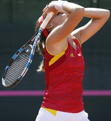 Federation Cup Spanish team s member Garbine Muguruza celebrates after defeating Italian Francesca Schiavone after their game as part of Federation Cup s World Group play-off at Lleida tennis club, northeastern Spain, 16 April 2016. Muguruza won 7-6 (4) and 6-0. Spain vs. Italy !ACHTUNG: NUR REDAKTIONELLE NUTZUNG!  20160416-635964177289688659