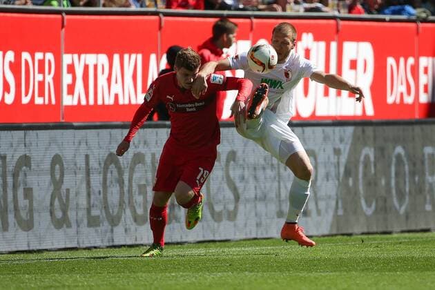 Samstag, 16.04.2016, 1. Bundesliga, Saison 2015 2016, 30. Spieltag in Augsburg, FC Augsburg - VfB Stuttgart, Zweikampf zwischen Timo Werner ( 19, VFB Stuttgart) und Ragnar Klavan ( 5, FC Augsburg) v.l. DeFodi501