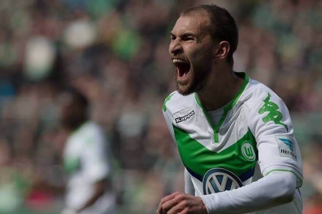 GER, 1.FBL. Werder Bremen vs VFL Wolfsburg 16.04.2016, Weser Stadion, Bremen, GER, 1.FBL. Werder Bremen vs VFL Wolfsburg, im Bild Bas Dost (VfL Wolfsburg) Gunnar Sauer (1984 bis 1996 Werder Bremen) entaeuscht nicht gegebenes Tor nphxKokenge