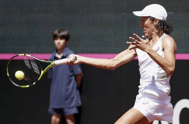 Italian Francesca Schiavone returns the ball to Spanish Garbine Muguruza during their game as part of Federation Cup s World Group play-off at Lleida tennis club, northeastern Spain, 16 April 2016. Muguruza won 7-6 (4) and 6-0. Spain vs. Italy !ACHTUNG: NUR REDAKTIONELLE NUTZUNG!  20160416-635964209273752183