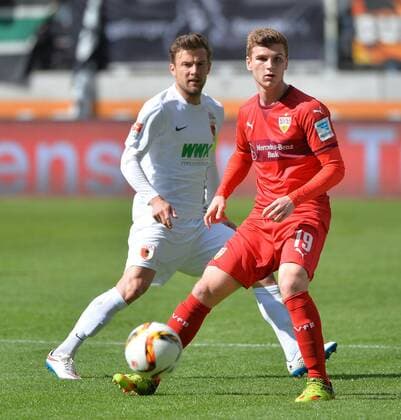 Augsburg Zweikampf zwischen v.l. Daniel Baier 10 (FC Augsburg), Timo Werner 19 (VfB Stuttgart) und Caiuby 30 (FC Augsburg) beim Spiel FC Augsburg gegen den VfB Stuttgart in der 1. Fussball Bundesliga der Herren am 30. Spieltag in der Saison 2015 2016 am 16.04.2016 Copyright: hiermx xEibner-Pressefoto EP_thmr