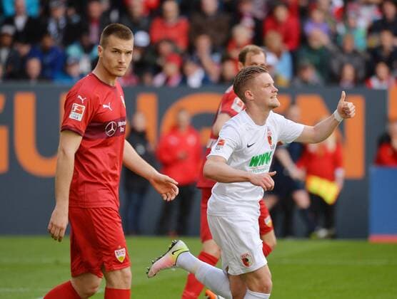 Augsburg Toni Sunjic 4 (VfB Stuttgart) mit Philipp Max 31 (FC Augsburg) der den Daumen nach oben reckt beim Spiel FC Augsburg gegen den VfB Stuttgart in der 1. Fussball Bundesliga der Herren am 30. Spieltag in der Saison 2015 2016 am 16.04.2016 Copyright: hiermx xEibner-Pressefoto EP_thmr