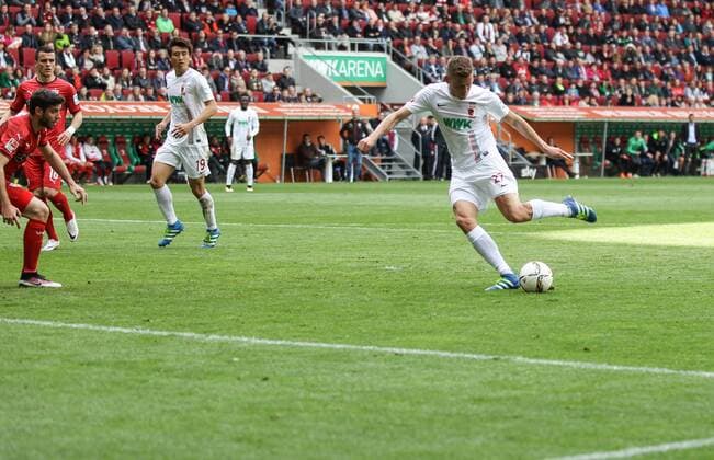 Bilder des Tages SPORT Alfred Finnbogason (FC Augsburg 27) Torschuss zum 1:0, allein auf weiter Flur im VfB-Strafraum, FC Augsburg vs. VfB Stuttgart, 30. Spieltag, 16.04.2016