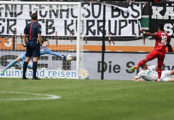 Torschuss Daniel Didavi (Vfb Stuttgart 10) gegen Ragnar Klavan (FC Augsburg 5), gehalten von Marwin Hitz (Torwart FC Augsburg 35), FC Augsburg vs. VfB Stuttgart, 30. Spieltag, 16.04.2016