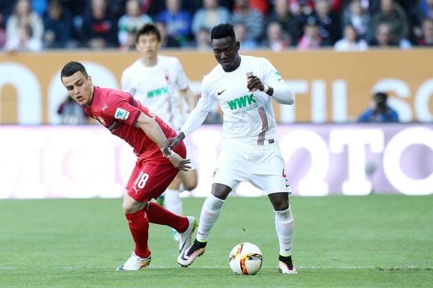 Augsburg Filip Kostic ( VfB Stuttgart ) Daniel Opare ( FC Augsburg ), FC Augsburg vs. VfB Stuttgart, Fussball, 1.Bundesliga, 16.04.2016, Copyright: Langerx xEibner-Pressefoto EP_HLR