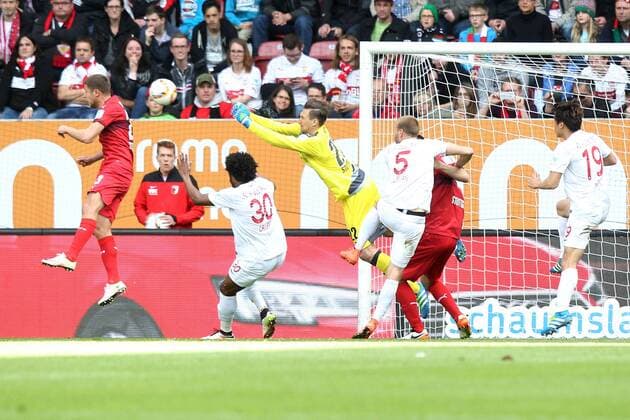 Augsburg Caiuby ( FC Augsburg ) Przemyslaw Tyton ( VfB Stuttgart ) Ragnar Klavan ( FC Augsburg ), FC Augsburg vs. VfB Stuttgart, Fussball, 1.Bundesliga, 16.04.2016, Copyright: Langerx xEibner-Pressefoto EP_HLR