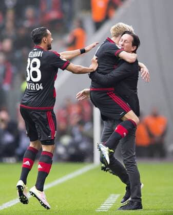 Leverkusen, 16.04.2016, BayArena Torjubel: Karim Bellarabi (Bayer), Kevin Kampl (Bayer), Trainer Roger Schmidt (Bayer) Bayer Leverkusen - Eintracht Frankfurt mm