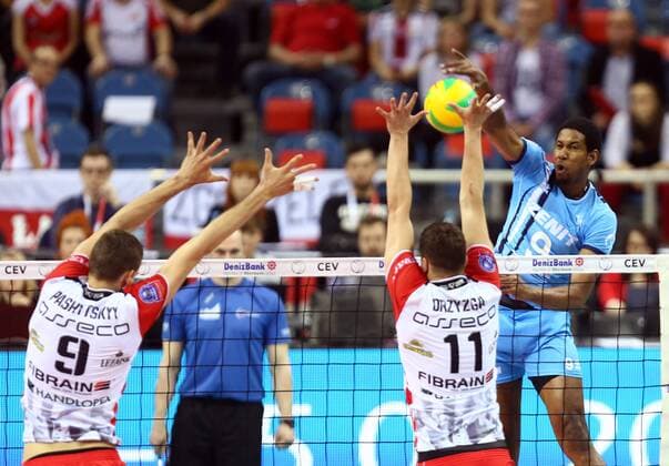 Volleyball, Champions League, Final 4 in Krakau KRAKOW , TAURON ARENA 16.04.2016 DMYTRO PASHYTSKYY ( ASSECO ) FABIAN DRZYZGA ( ASSECO ) WILFREDO LEON ( ZENIT ) 16.04.2016 VOLLEYBALL MEN S CEV DENIZBANK CHAMPIONS LEAGUE FINAL FOUR SEMI-FINAL ASSECO RESOVIA RZESZOW - ZENIT KAZAN SEASON 2015 2016 MICHAL NOWAK NEWSPIX.PL --- Newspix.pl  160416MIN022