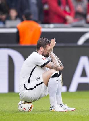 Leverkusen, 16.04.2016, BayArena Marco Russ (Frankfurt) sitzt nach Spielende enttäuscht auf einem Ball Bayer Leverkusen - Eintracht Frankfurt mm