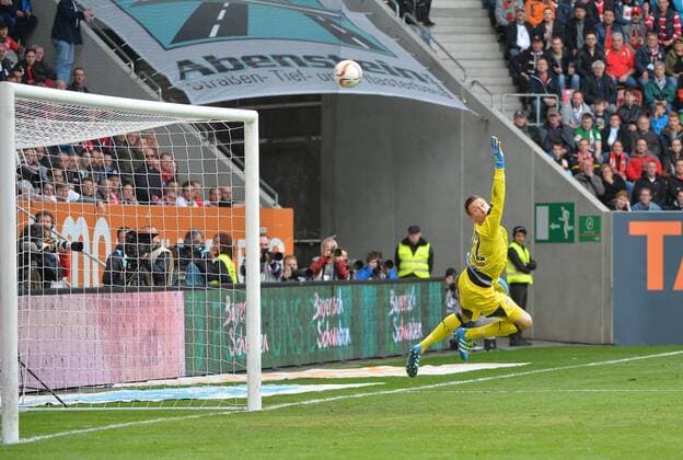 Augsburg Torwartaktion mit v.l. Przemyslaw Tyton 22 (VfB Stuttgart) und Daniel Didavi 10 (VfB Stuttgart) beim Spiel FC Augsburg gegen den VfB Stuttgart in der 1. Fussball Bundesliga der Herren am 30. Spieltag in der Saison 2015 2016 am 16.04.2016 Copyright: Hiermx xEibner-Pressefoto EP_thmr