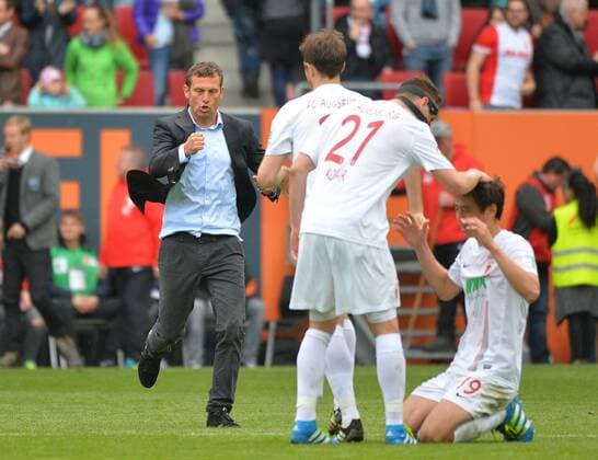 Augsburg Markus Weinzierl, Trainer des FC Augsburg laeuft jubelnd mit geballter Fast aufs Spielfeld nach dem Spiel FC Augsburg gegen den VfB Stuttgart in der 1. Fussball Bundesliga der Herren am 30. Spieltag in der Saison 2015 2016 am 16.04.2016 Copyright: Hiermx xEibner-Pressefoto EP_thmr