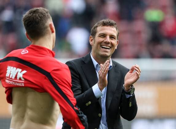 Jubel nach dem Schlusspfiff, Markus Weinzierl (Trainer FC Augsburg) klatscht zu den Fans, Dominik Kohr (FC Augsburg 21) FC Augsburg vs. VfB Stuttgart, 30. Spieltag, 16.04.2016