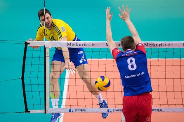 16.04.2016, Fraport Arena, Frankfurt Volleyball, Bundesliga Maenner, Play-offs Halbfinale, United Volleys RheinMain vs. VfB Friedrichshafen Angriff Adrian Gontariu ( 13 Friedrichshafen) - Block Jan Klobucar ( 8 RheinMain)