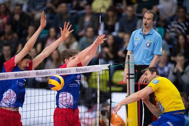16.04.2016, Fraport Arena, Frankfurt Volleyball, Bundesliga Maenner, Play-offs Halbfinale, United Volleys RheinMain vs. VfB Friedrichshafen Block Doppelblock Tobias Krick ( 11 RheinMain), Jan Klobucar ( 8 RheinMain) - Angriff Adrian Gontariu ( 13 Friedrichshafen)
